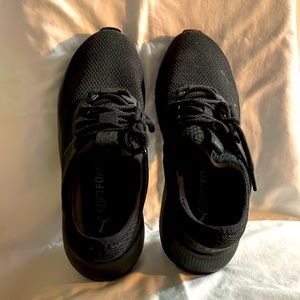 Men’s tennis shoes